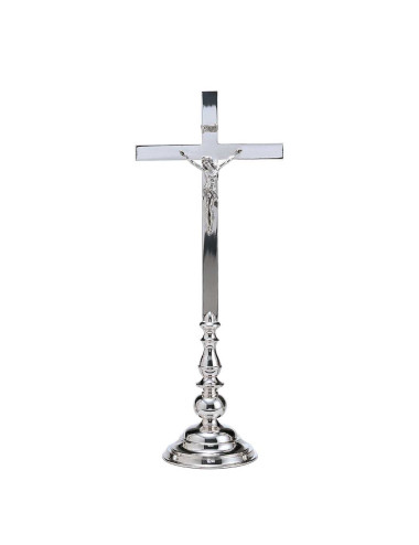 Cruz de altar clásica realizada en metal su color o plateado