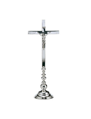 Cruz de altar de líneas clásicas realizada en metal