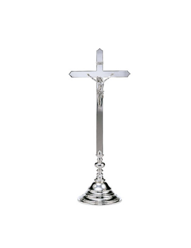Cruz de altar clásica realizada en metal de líneas simples