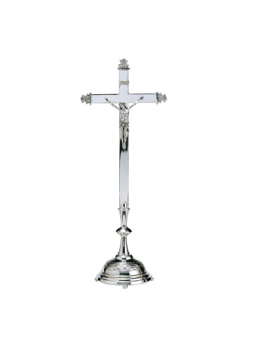 Cruz de altar clásica realizada en metal con detalles en las palas