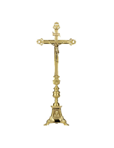 Cruz de altar de estilo clásico con Jesús en la base